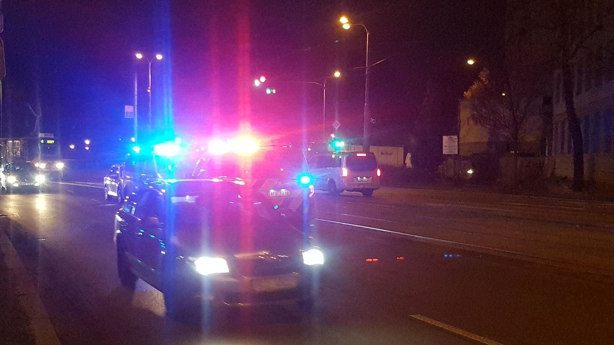 Tramvaj v Plzni srazila muže, s těžkým zraněním skončil v nemocnici